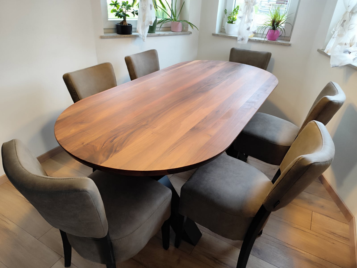 Ovalna masivna jedilniška miza iz lesa oreh