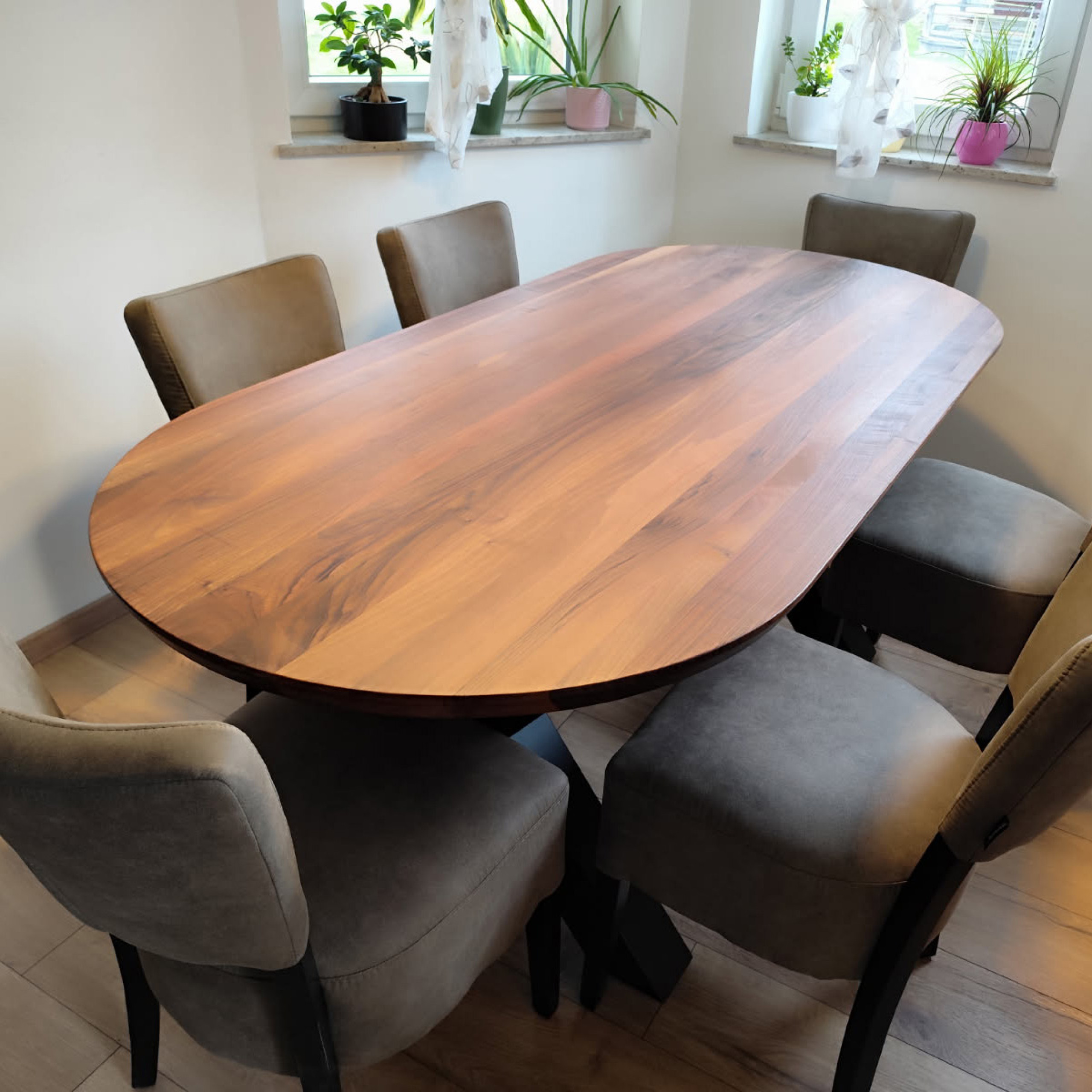 Jedilniška miza ovalna - oreh masiva